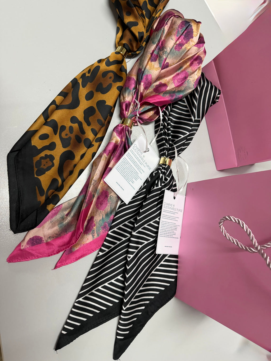 FOULARD con fermaglio dorato