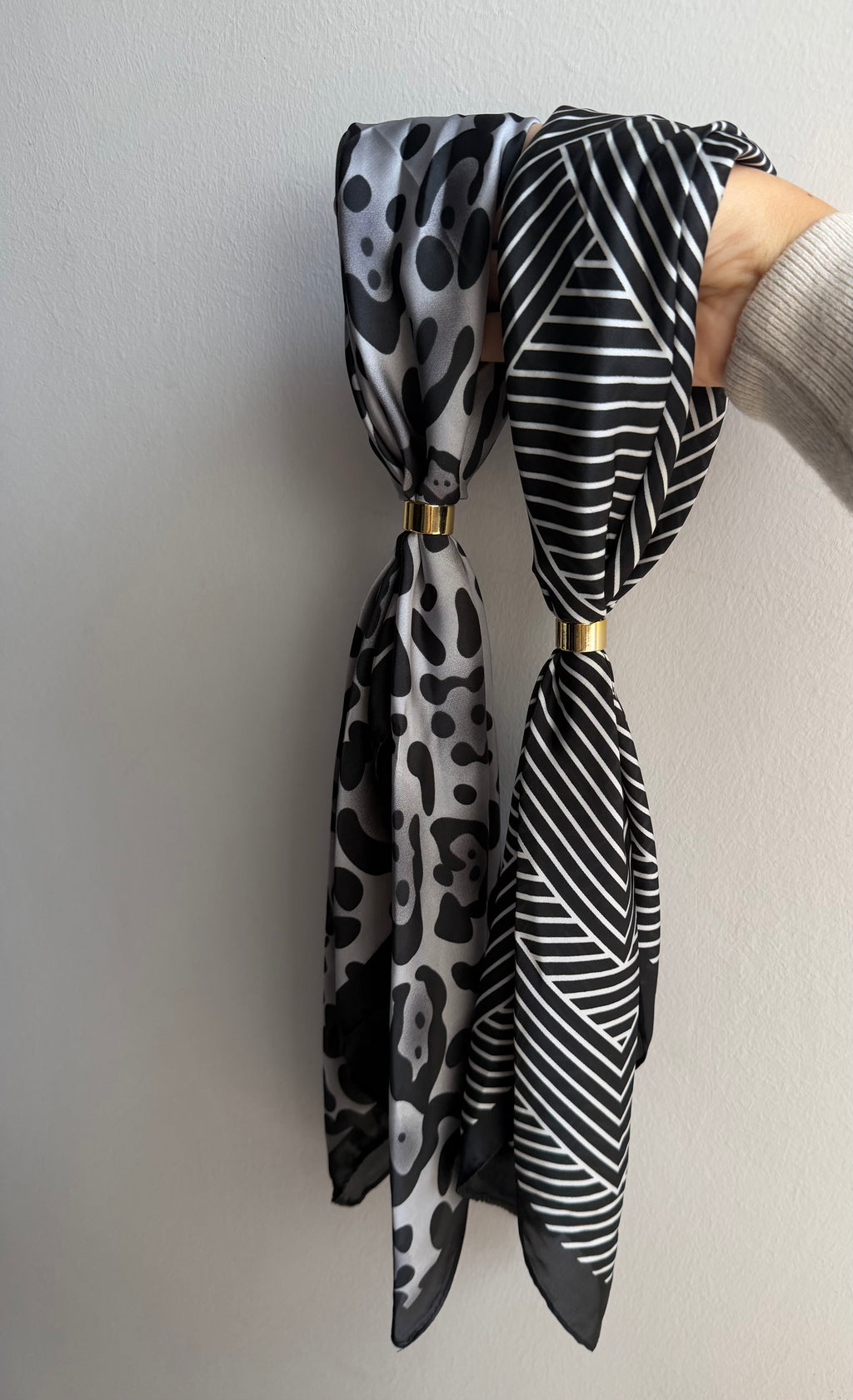 FOULARD con fermaglio dorato